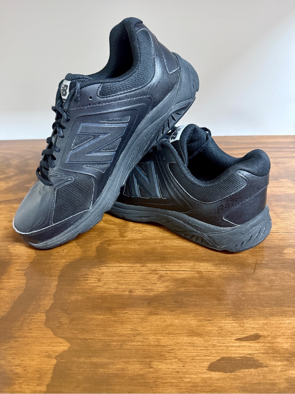 New Balance 847 V3 Black Low Top Lace-Up Walking Sneakers